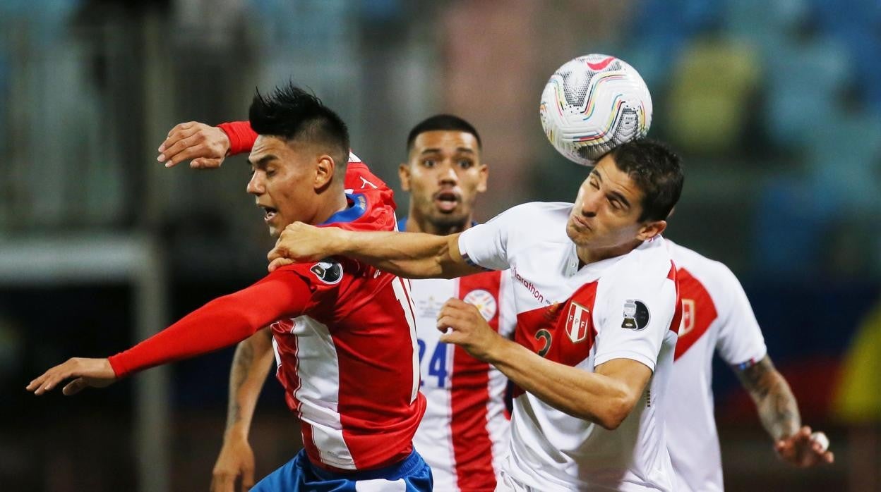 Arzamendia con la selección paraguaya ante Perú.