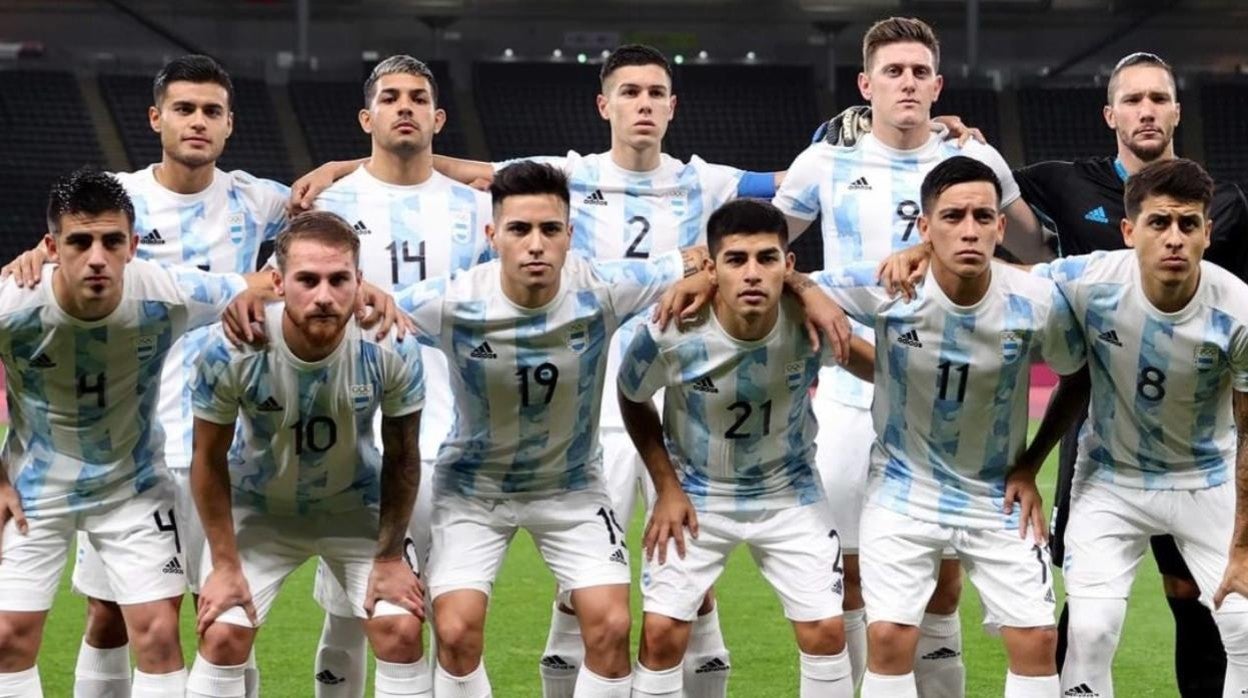 El meta del Cádiz con el once argentino en Tokio.