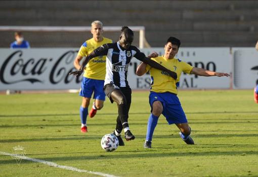 El centrocampista chileno Tomás Alarcón tuvo un buen debut con el Cádiz CF.