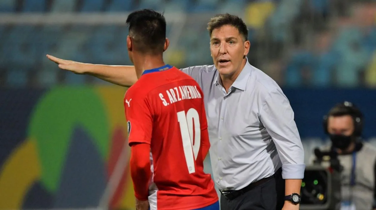 Santiago Arzamendia junto a 'Toto' Berizzo en un encuentro con la selección paraguaya.
