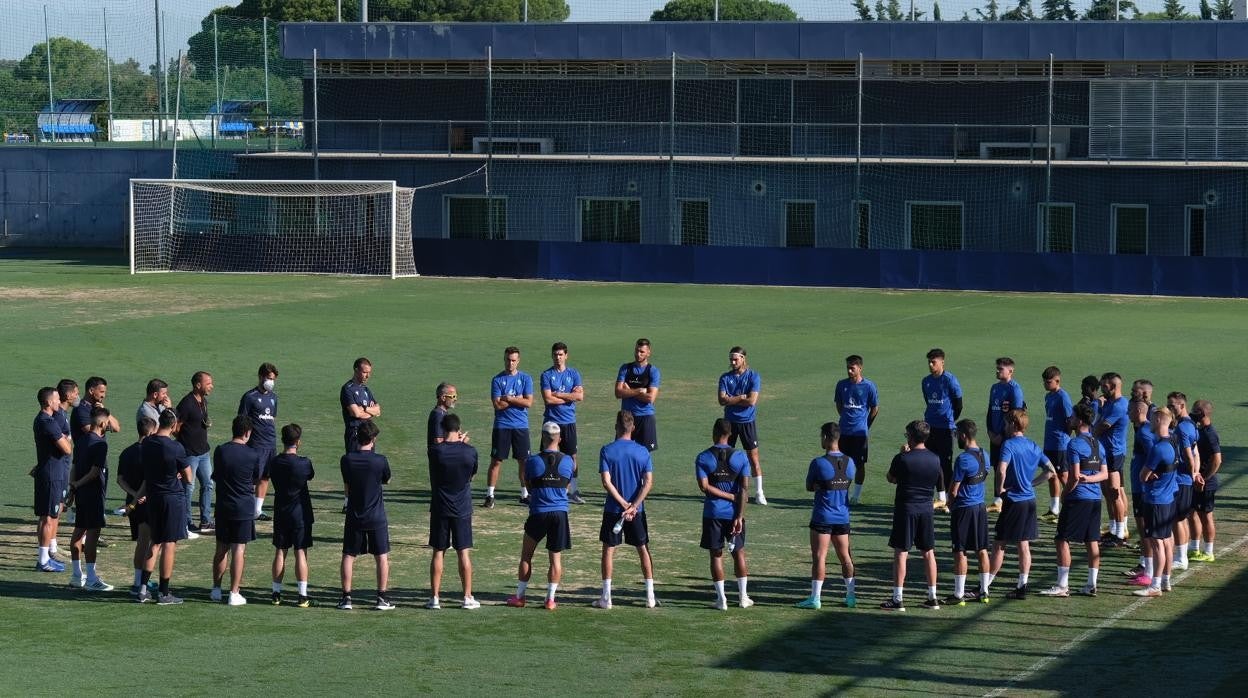 Los jugadores cadistas con el técnico Álvaro Cervera en el centro en el primer día de pretemporada.