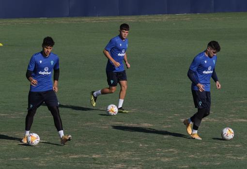 Nando y Pery junto a Bastida esta pretemporada con el Cádiz CF.