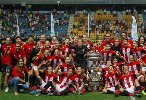 Las jugadoras del Athletic celebran el título con el Trofeo Ramón de Carranza.