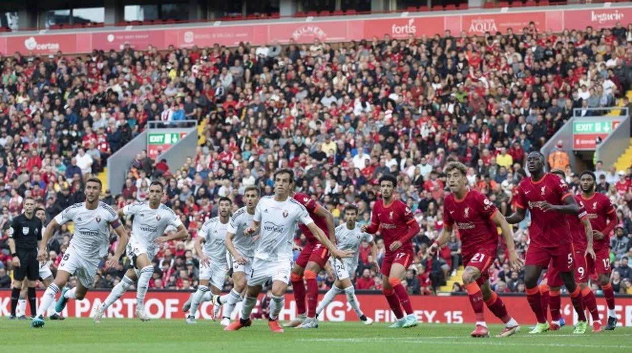 Liverpool y Osasuna se vieron las caras en Anfield para homenajear a Michael Robinson.