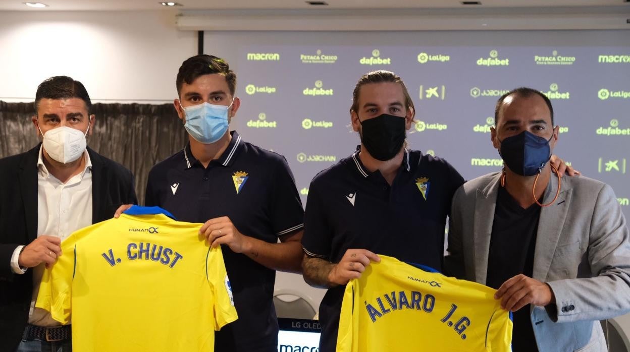 Víctor Chust y Álvaro Jiménez fueron presentados como nuevos jugadores del Cádiz CF.