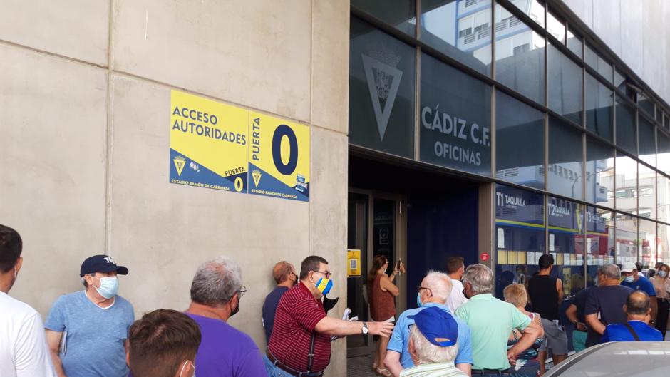 (Vídeo) Indignación cadista en la cola