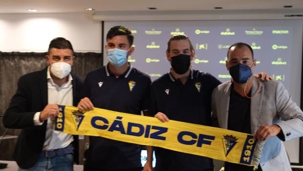 Cervera: «Vendrán dos jugadores más con la posibilidad de un tercero»