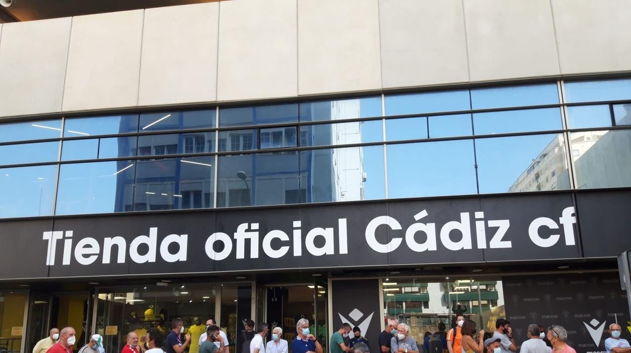 largas colas en el estadio desde esta mañana.