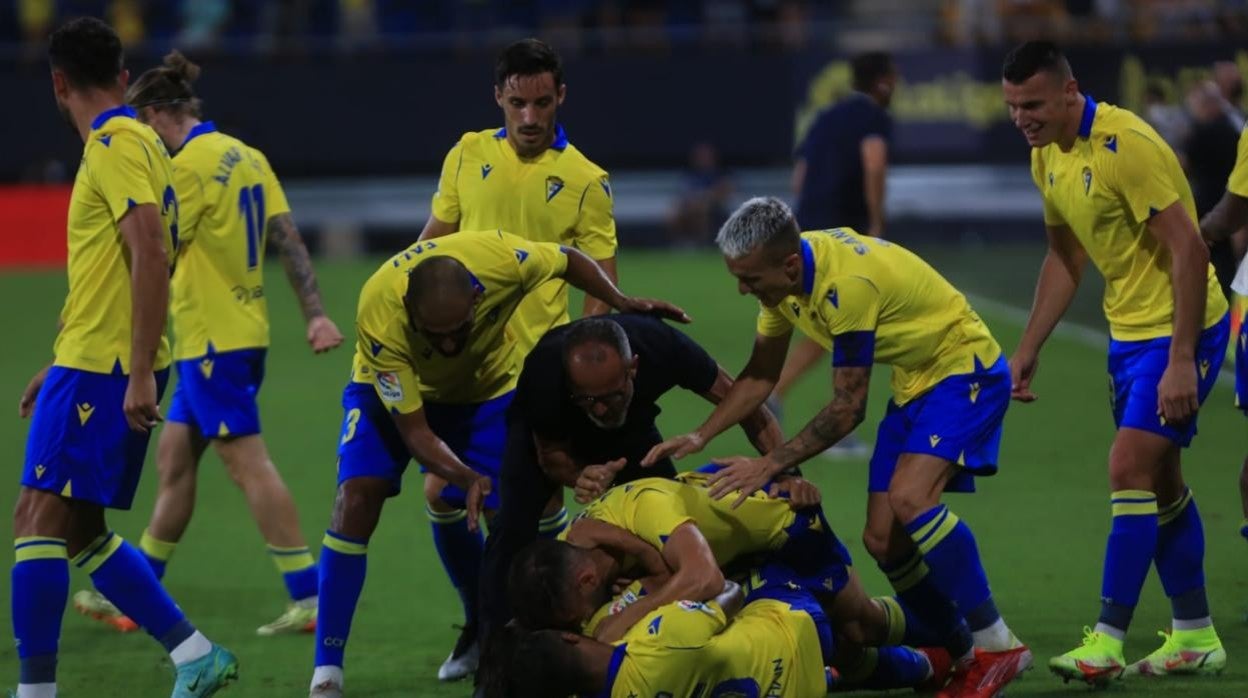 cervera y sus hombres celebran el gol de espino.