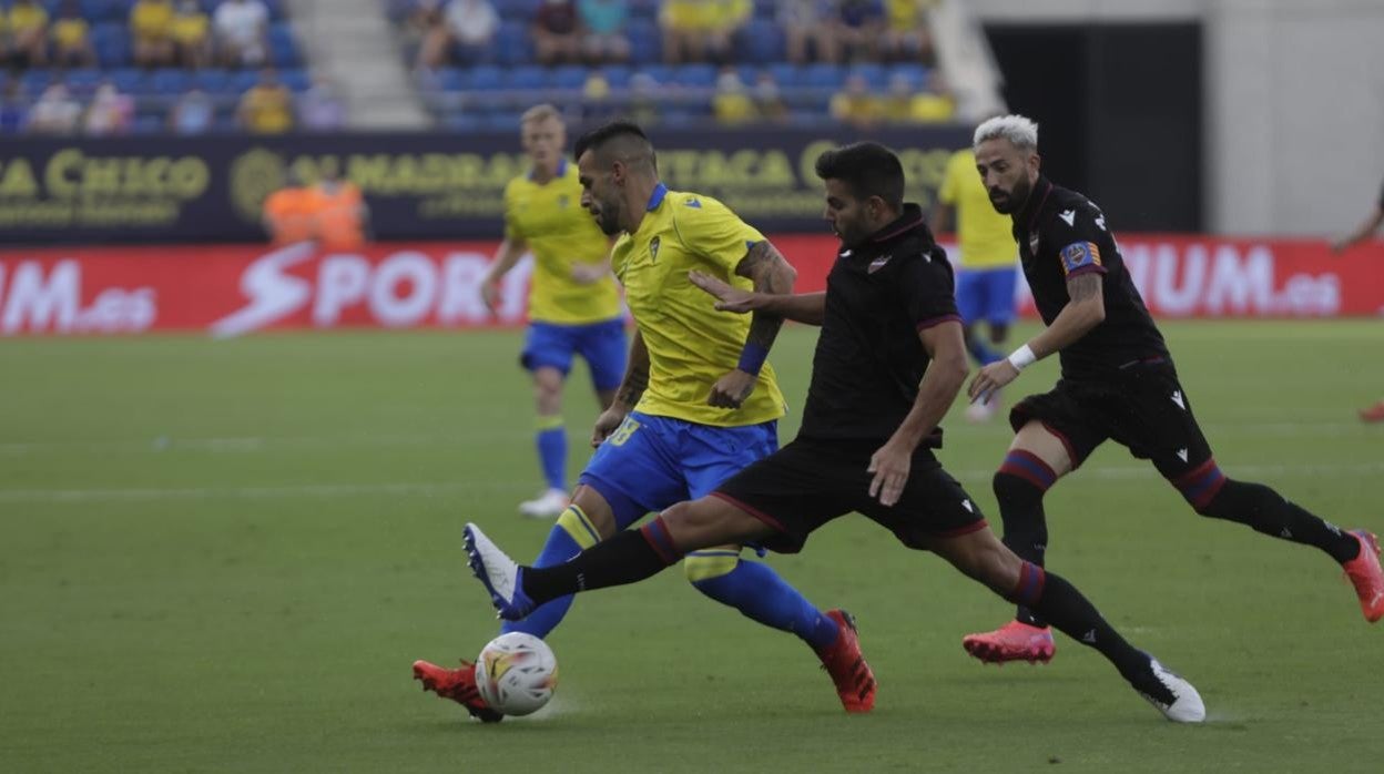 Cádiz CF y Levante se vieron las caras en el antiguo Carranza.