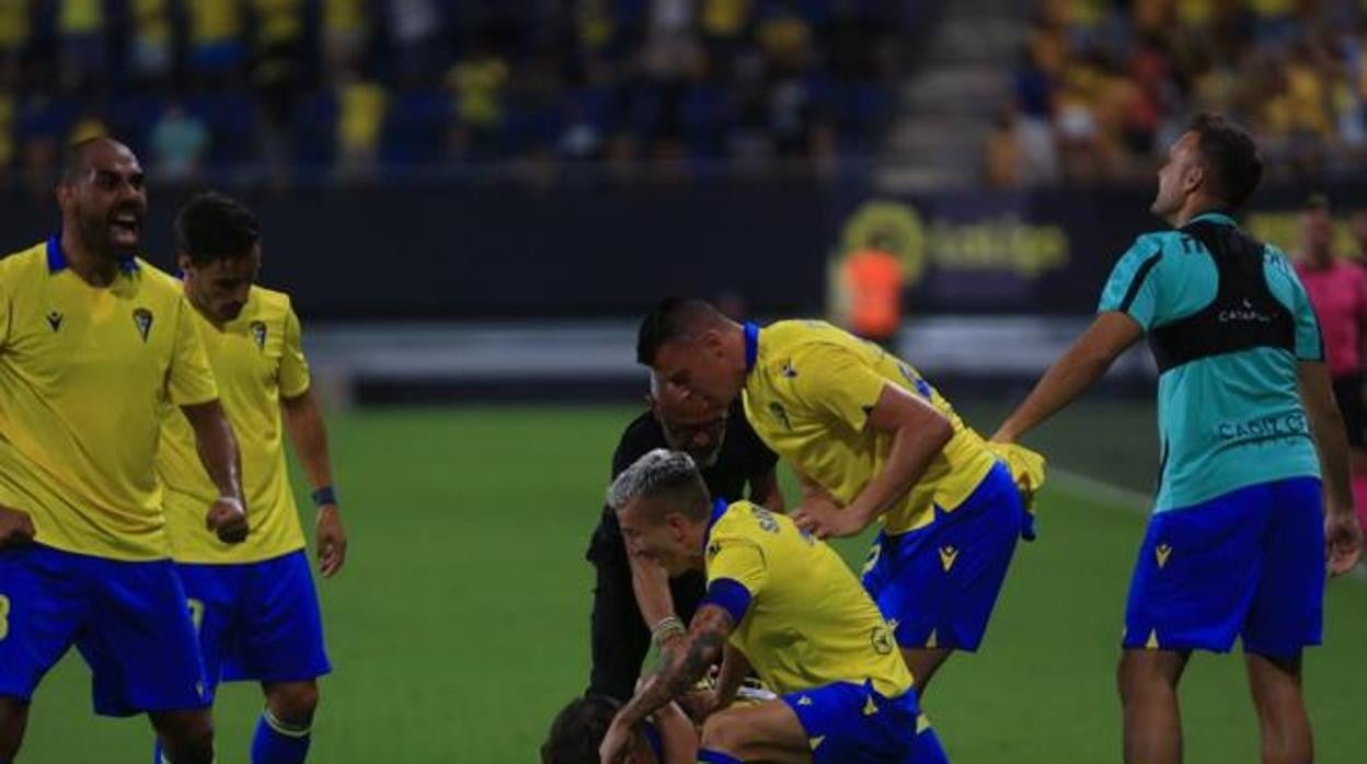 Los jugaodores celebran el gol de Espino