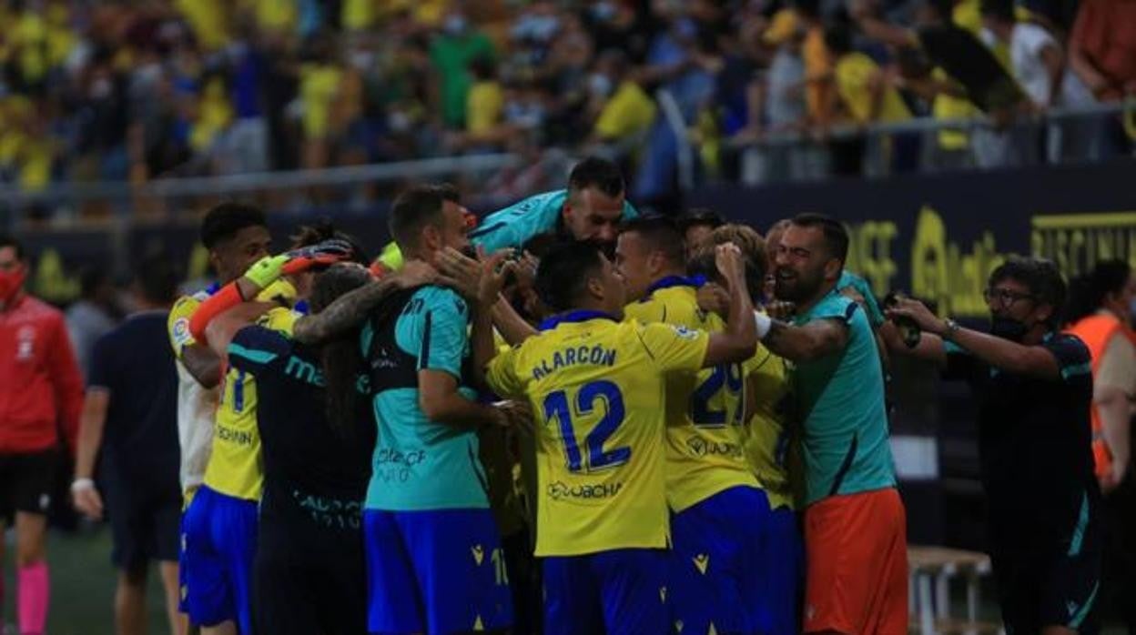 Tomás Alarcón celebra con sus compañeros el gol del empate ante el Levante.