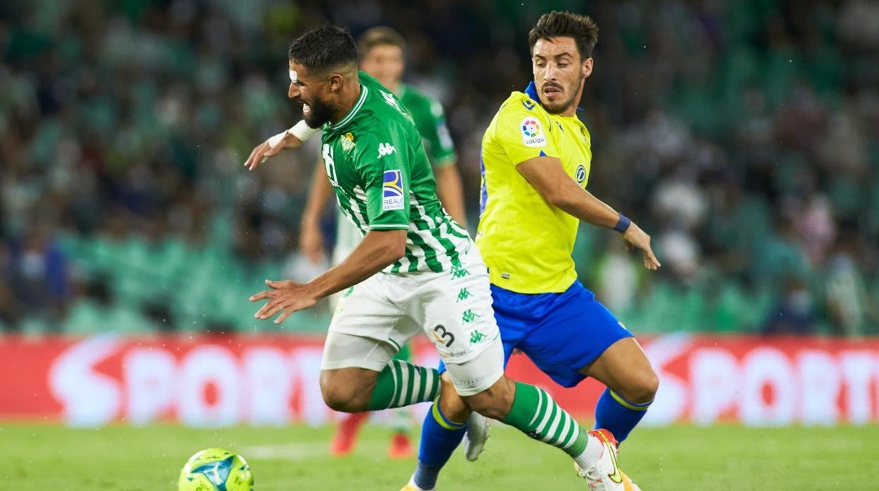 iza ante Fekir en el partido del pasado viernes en el Villamarín.