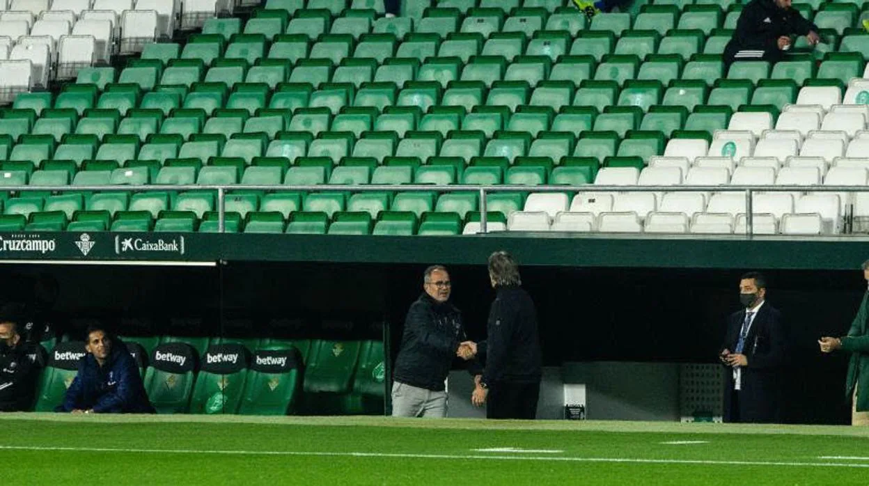 Álvaro Cervera y Manuel Pellegrini se saludan en el encuentro de la pasada temporada en el Estadio Benito Villamarín.
