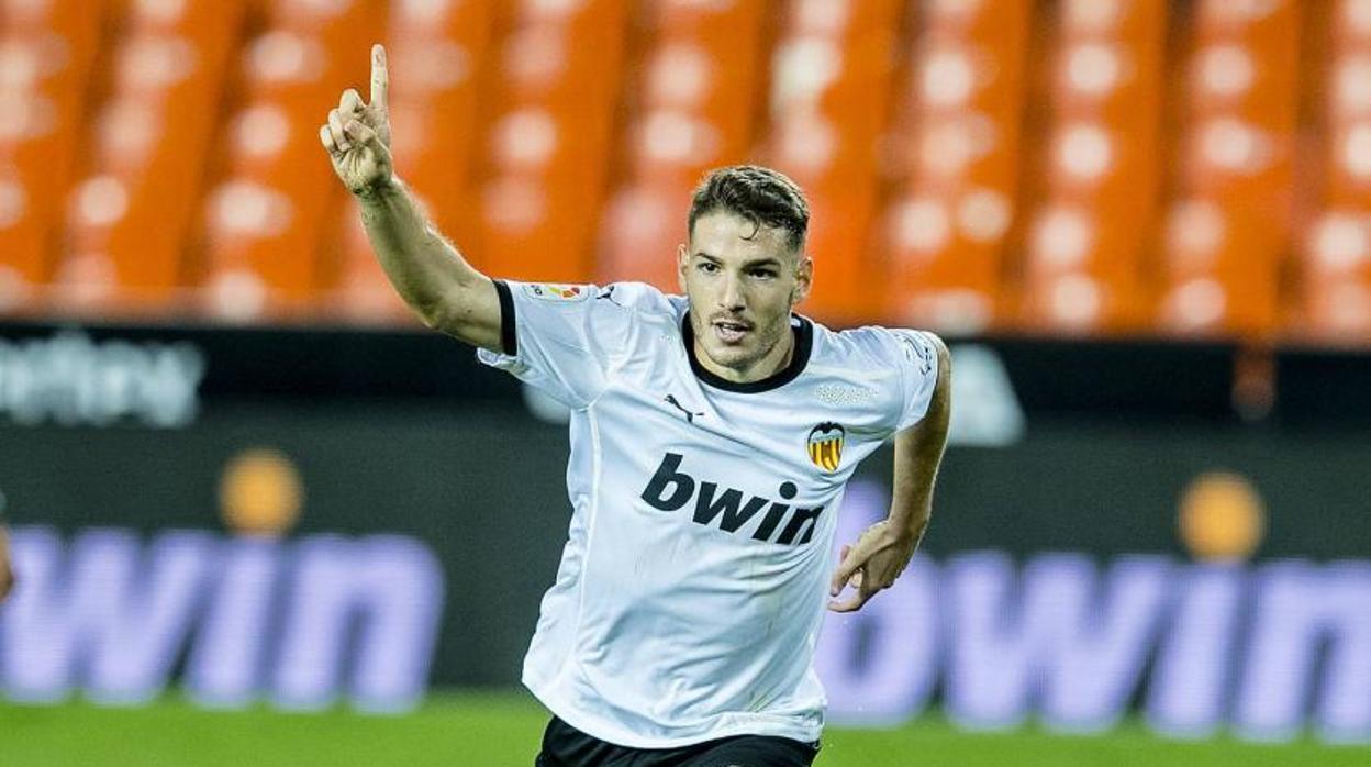 Manu Vallejo con la camiseta del Valencia