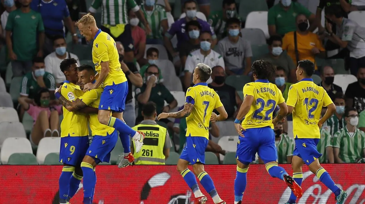 Salvi celebra con sus compañeros el gol marcado por Negredo en el Villamarín.
