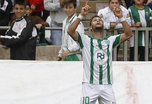 Florin Andone celebra un gol con el Córdoba.