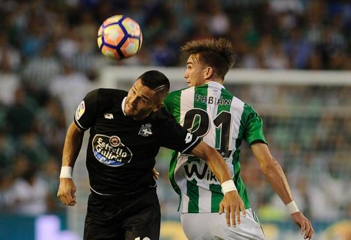 Florin Andone con el Dépor ante el Betis.