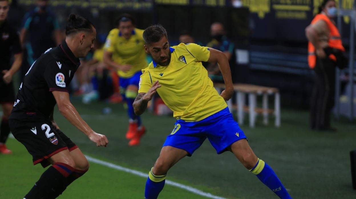 El cádiz jugó la primera jornada de liga sin su sponsor principal en su camiseta.