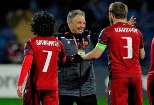 Caparrós felicita a Haroyan en un encuentro de la selección de Armenia.