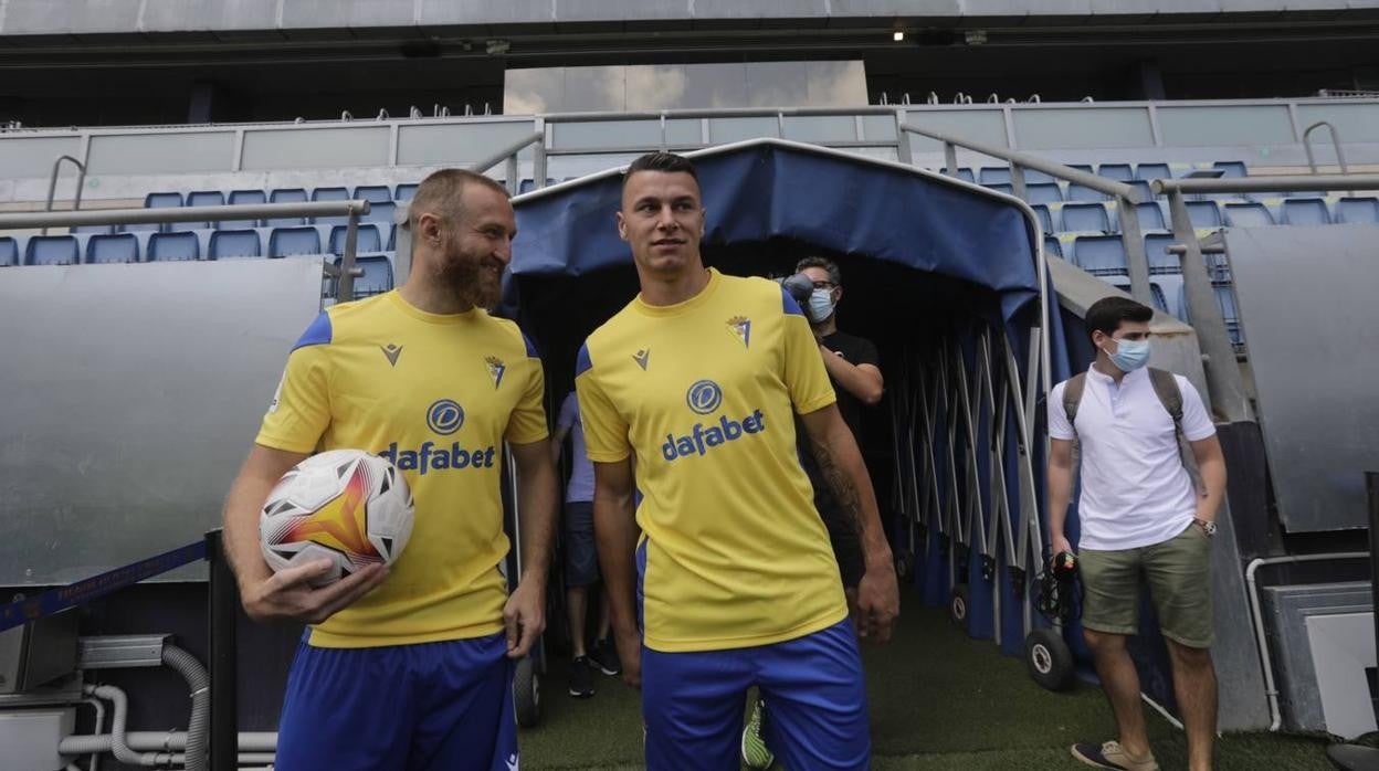 Haroyan y Osmajic el día que se presentaron con el Cádiz CF.