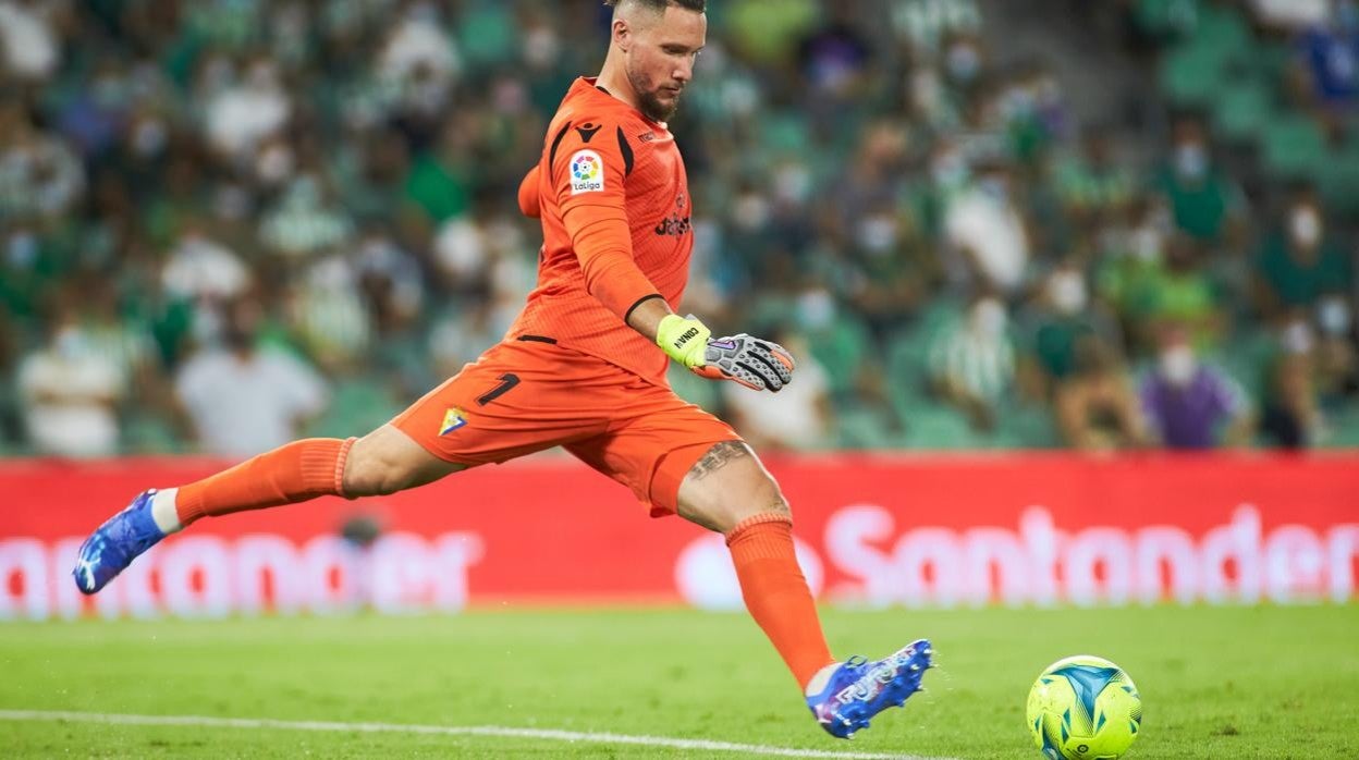 Conan Ledesma patea el balón en el partido ante el Betis.