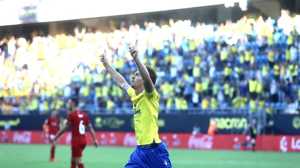 Álex celebra uno de los goles ante Osasuna