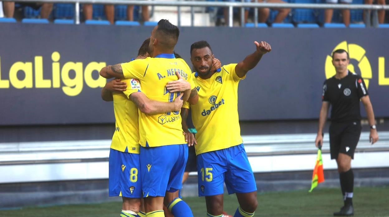 Los jugadores del Cádiz celebran el primer gol de Álex.