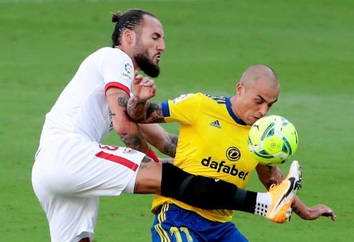 Pombo en un encuentro con el Cádiz CF.