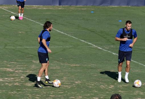 Malbasic, a la derecha, junto a 'Pacha' Espino en un entrenamiento del Cádiz CF esta pretemporada.