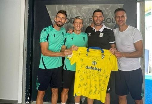 Los capitanes del cádiz, agradecidos con cervero.