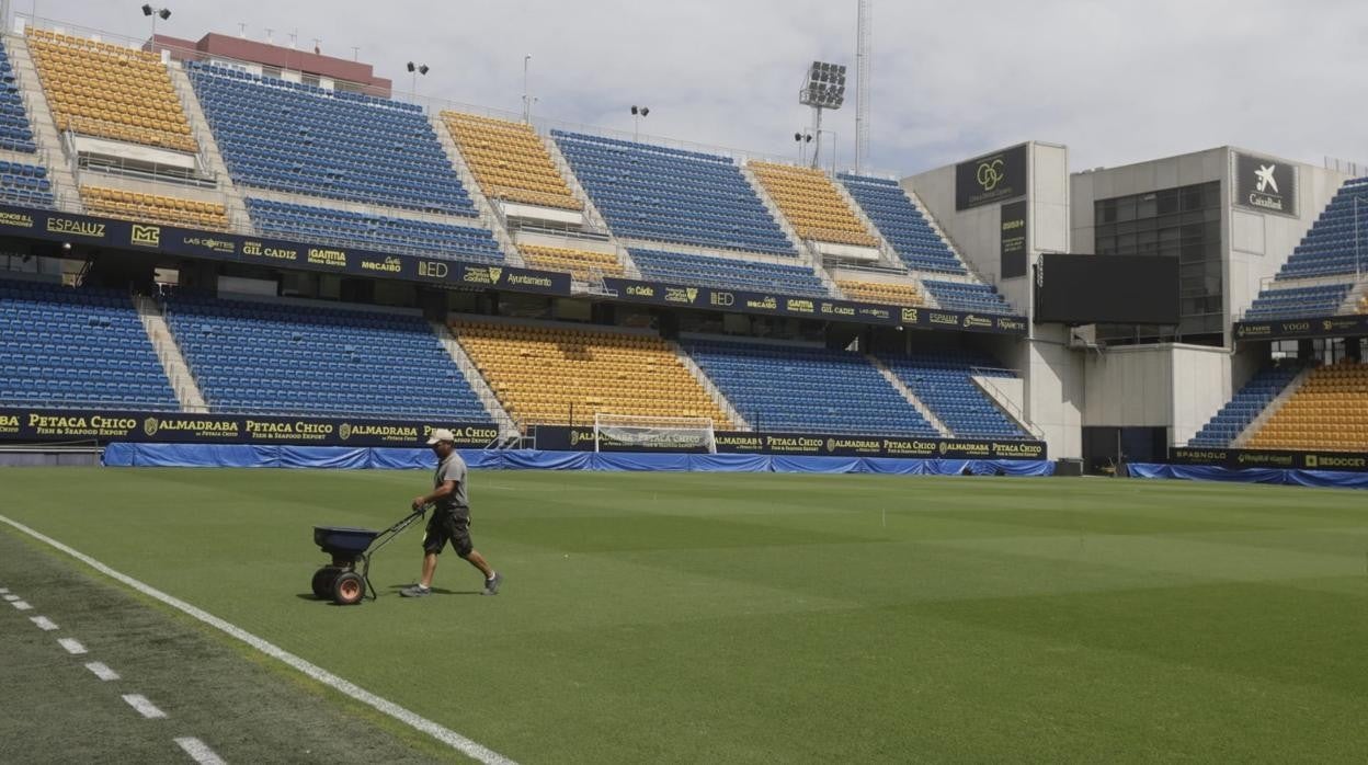 El césped del antiguo Carranza presenta un gran estado a pesar de contar el estadio gaditano con una de las gradas más verticales de LaLiga.