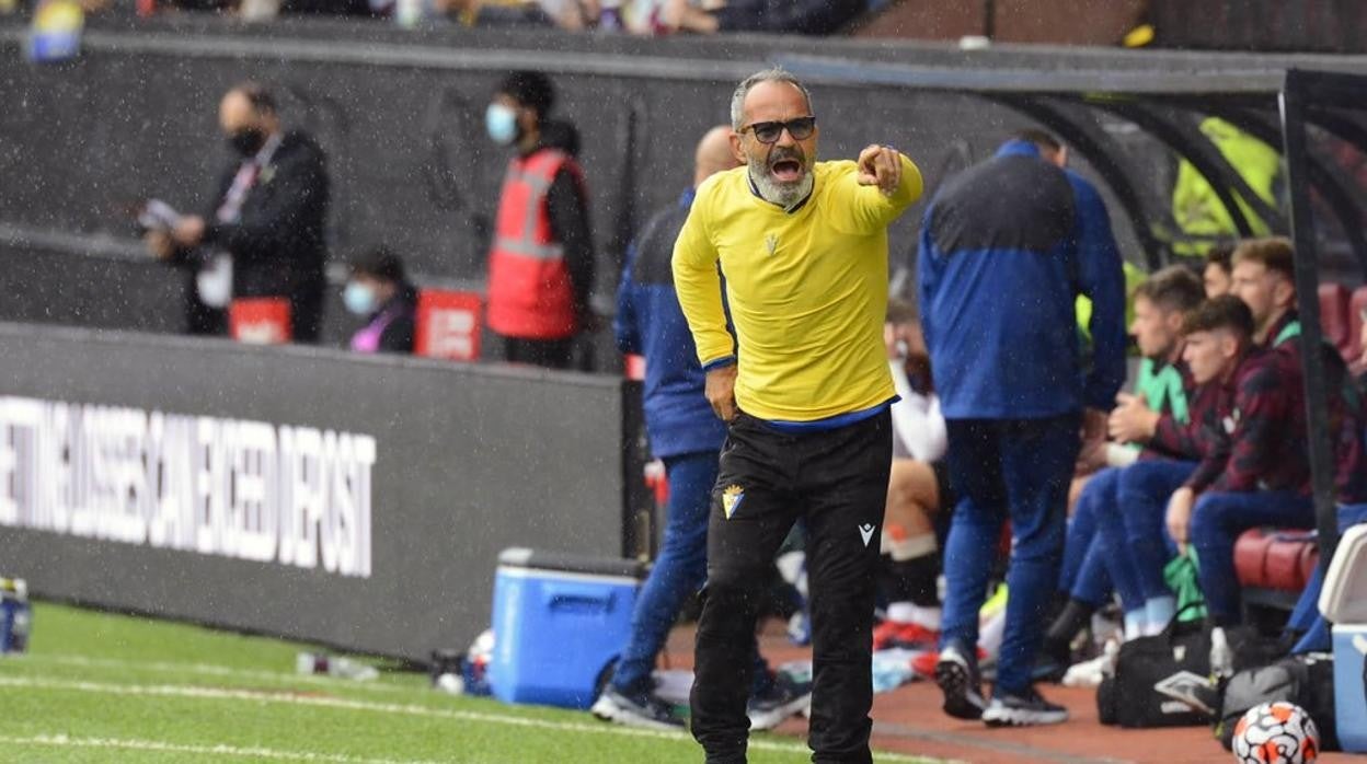 Álvaro Cervera da instrucciones a su equipo en un partido de pretemporada.