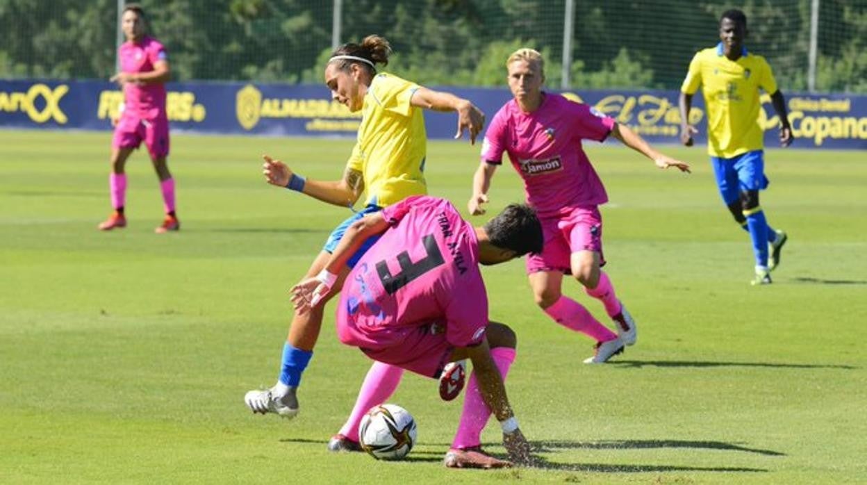 Kike Carrasco fue uno de los jugadores más activos del Cádiz B en el estreno.