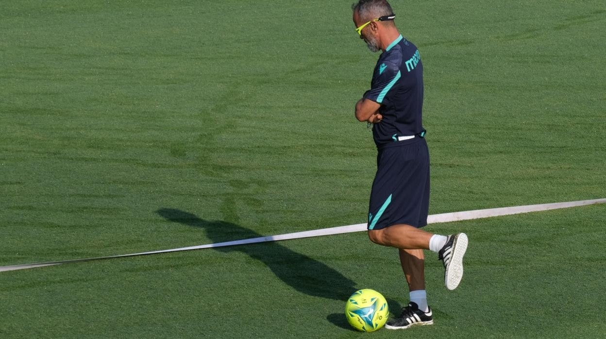 Álvaro Cervera, entrenador del Cádiz CF en un entrenamiento