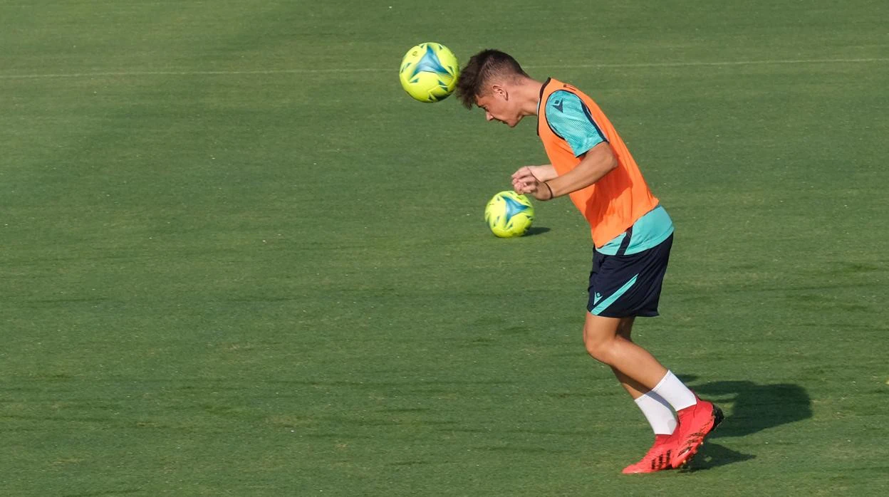 El paraguayo Arzamendia golpea el balón de cabeza en un entrenamiento del Cádiz CF.