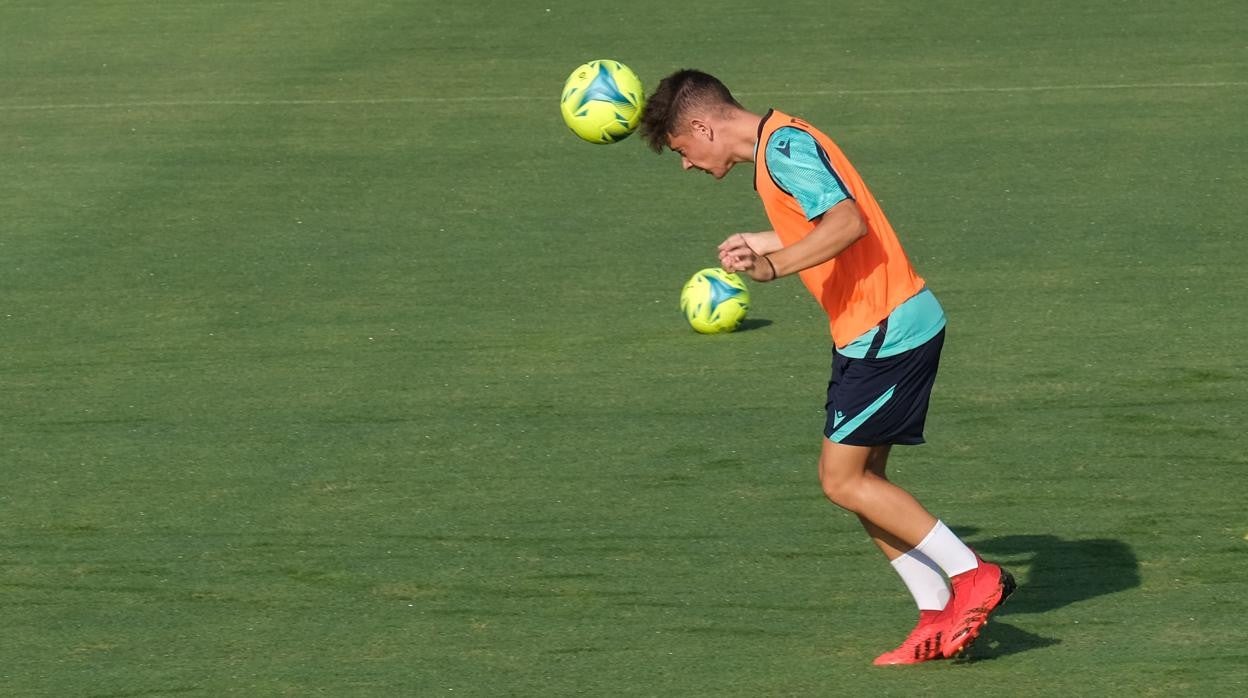 El paraguayo Arzamendia golpea el balón de cabeza en un entrenamiento del Cádiz CF.