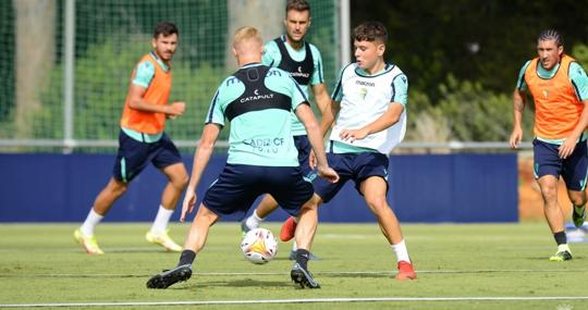 Álvaro Bastida ante Jonsson en el entrenamiento de este martes.