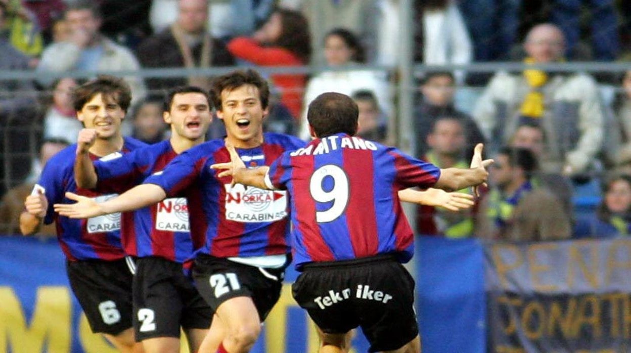 david silva jugó en carranza con el eibar en la 2004/05, donde marcó el gol de la victoria. Detrás de él, el excadista cifu.