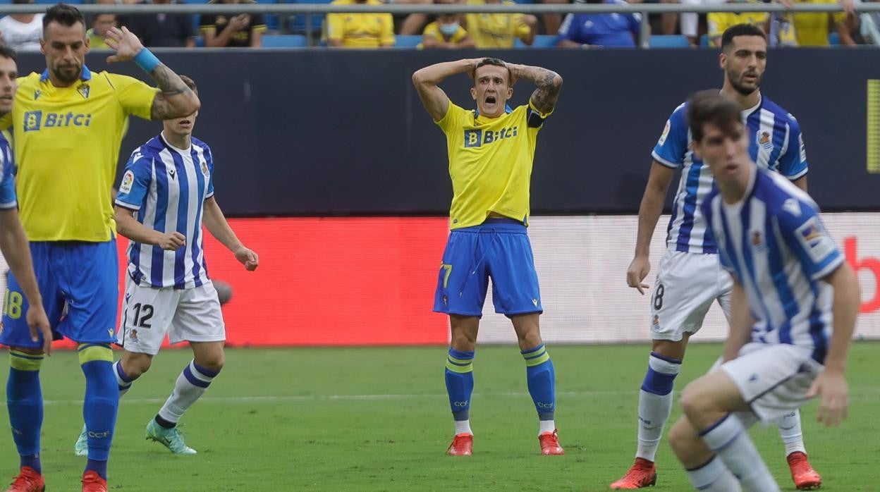 Salvi se echa las manos a la cabeza en una acción del partido.