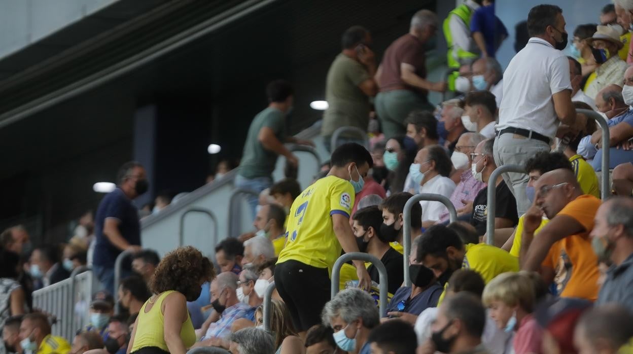 varios aficionados abandonan la grada tras el 0-2 de la real.