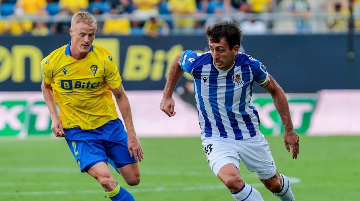 Jonsson y Oyarzaban en el partido en Cádiz