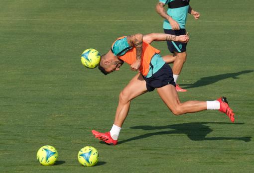 Álvaro Negredo cabecea un balón en un entrenamiento.