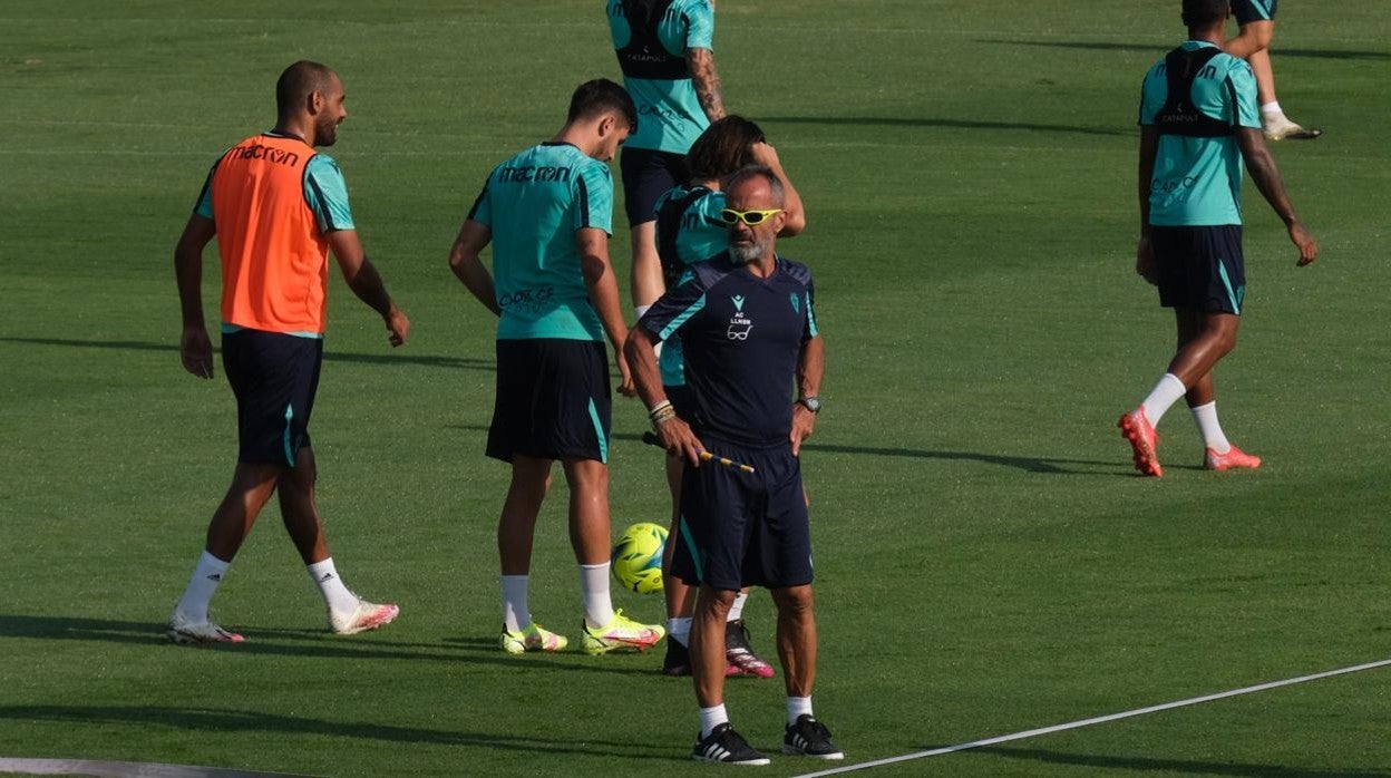 Álvaro Cervera durante un entrenamiento del Cádiz CF.