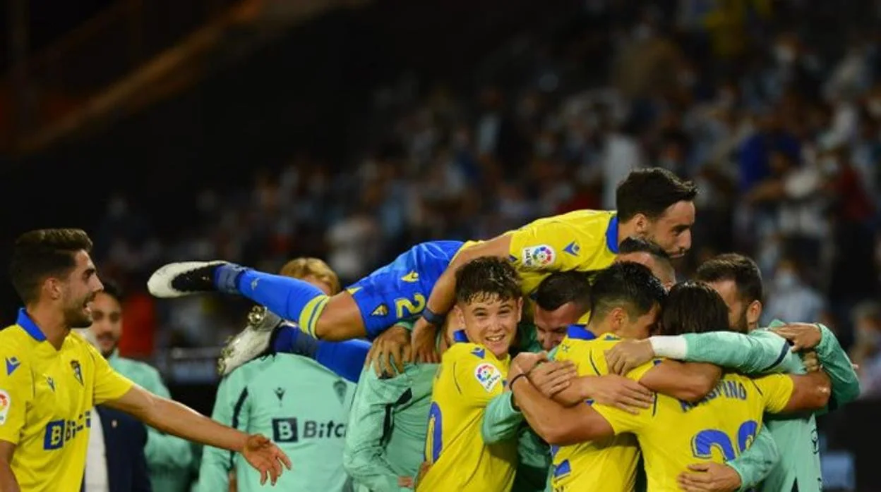 Los jugadores del Cádiz celebran la victoria