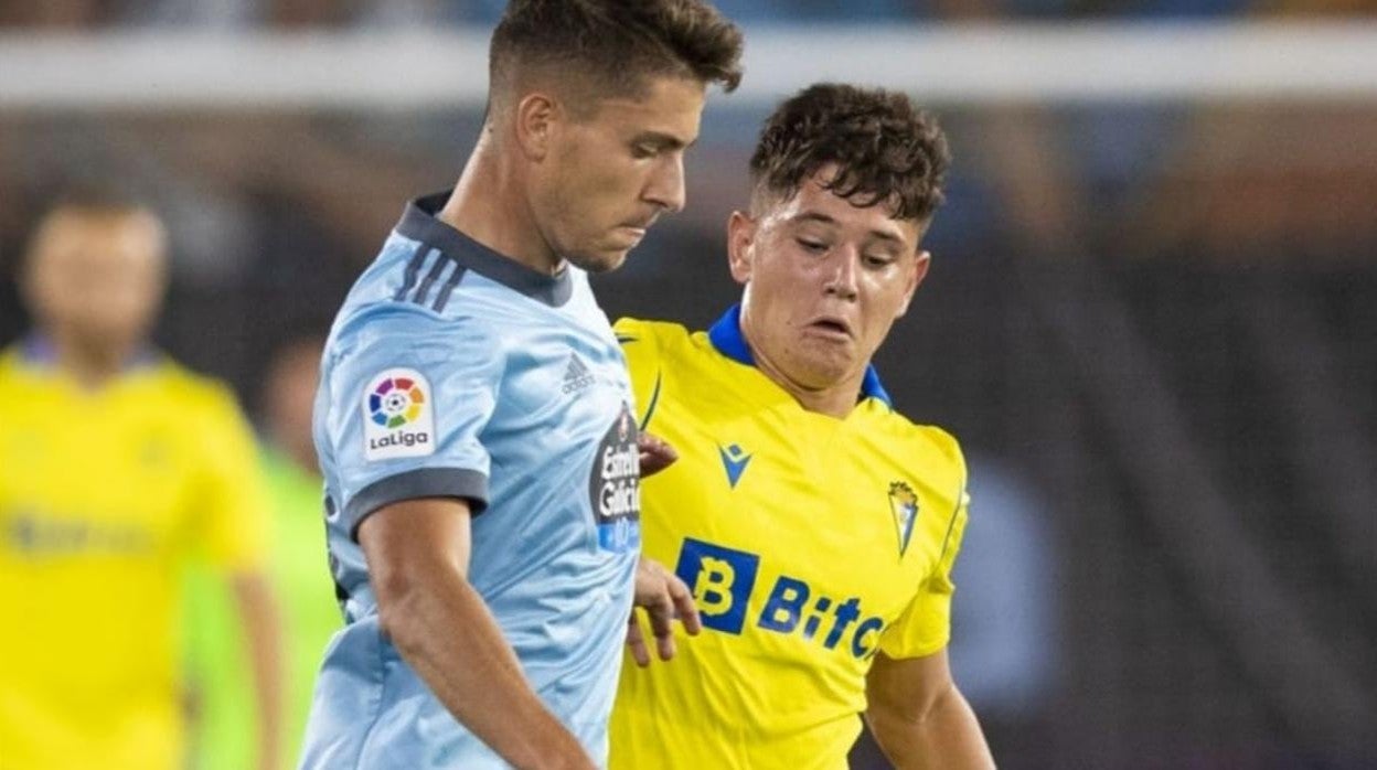 Álvaro Bastida ante el Celta en Balaídos, donde debutó como titular con el Cádiz