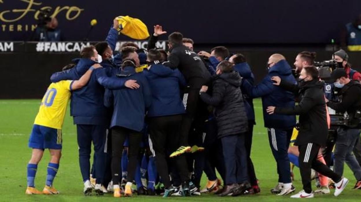 Los jugadores del Cádiz celebran el triunfo contra el Barcelona en la pasada temporada.