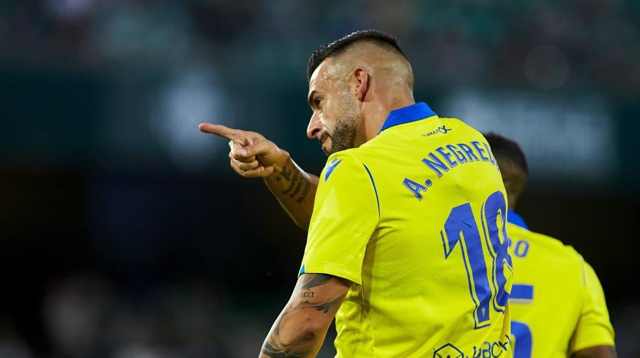 Álvaro Negredo celebra su gol al Betis esta temporada.