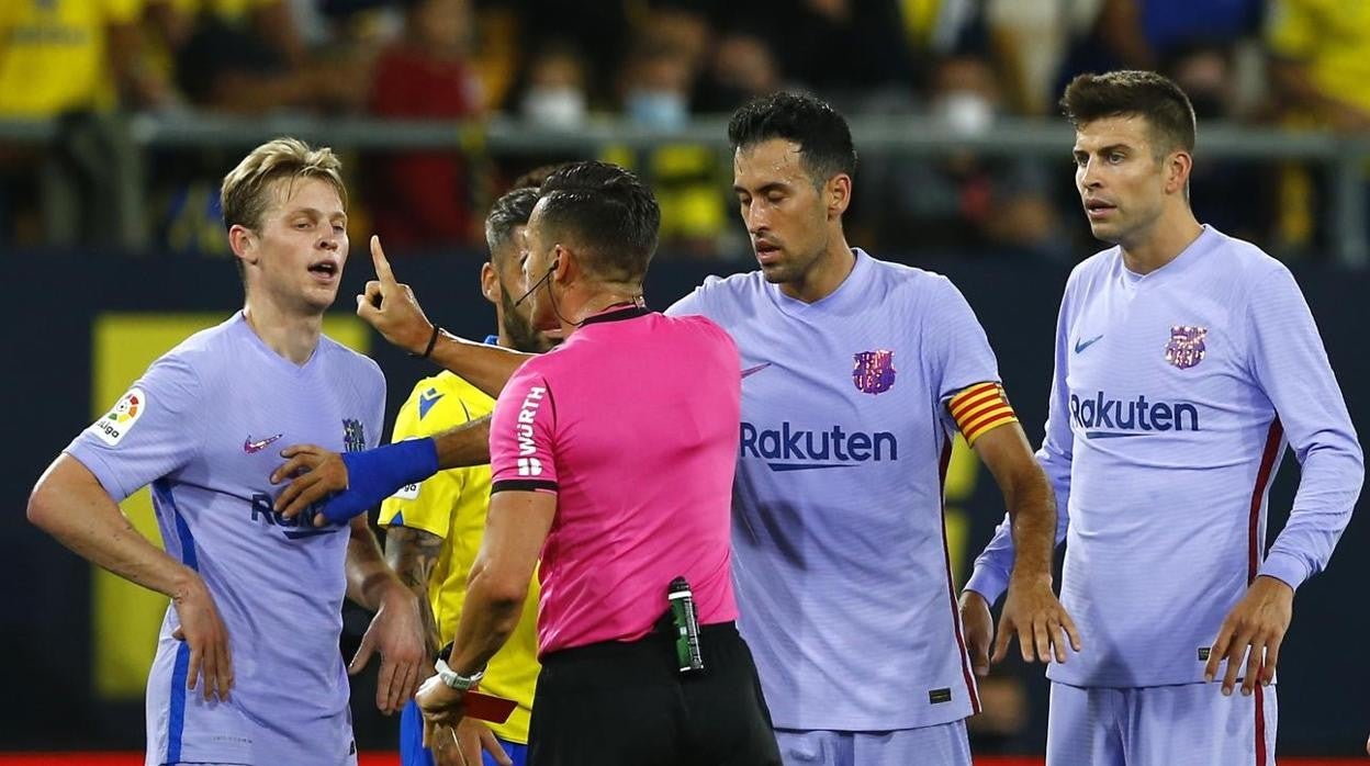 Del Cerro con los jugadores del Barça en una acción del partido