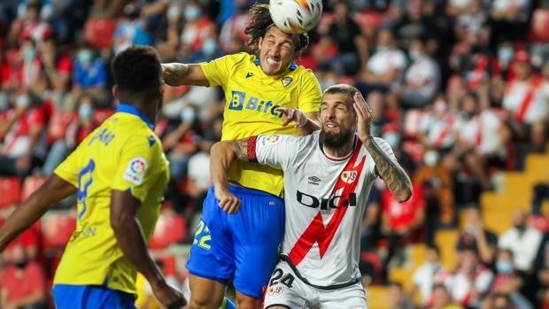 Vídeo: El pichichi 'Pacha' tuvo cerca el empate para el Cádiz en Vallecas